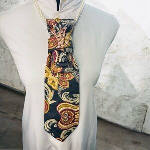 Stafford Paisley Necktie with Pink/Gold Brooch